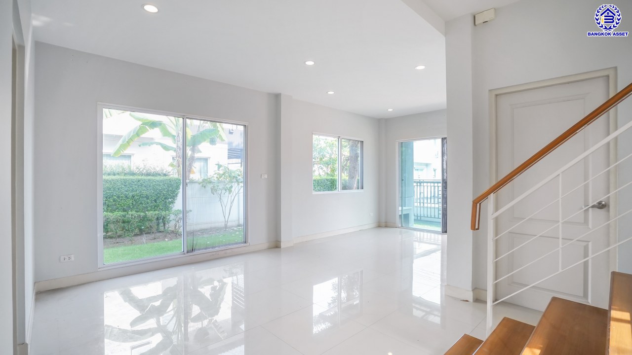 บ้านเดี่ยวมือสอง โครงการ เดอะเซนโทร วัชรพล จากแบรนด์ AP เนื้อที่ 54.20 ตร.ว. พื้นที่ใช้สอย 164 ตร.ม. ฟังก์ชัน 4 ห้องนอน 4 ห้องน้ำ จอดรถได้ 2 คัน Facilities ครบครัน บนทำเลเชื่อมต่อหลายเส้นทางทั้ง ถนนรามอินทรา ถนนสายไหม ถนนวัชรพล และ ถนนพหลโยธิน ใกล้สนามบินดอนเมือง ใกล้จุดขึ้นทางด่วน "จตุโชติ" และรถไฟฟ้าสายสีเขียว "สถานีคูคต"...