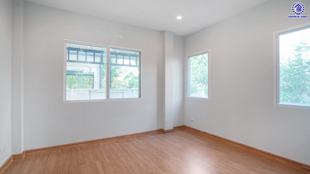 บ้านเดี่ยวมือสอง โครงการ เดอะเซนโทร วัชรพล จากแบรนด์ AP เนื้อที่ 54.20 ตร.ว. พื้นที่ใช้สอย 164 ตร.ม. ฟังก์ชัน 4 ห้องนอน 4 ห้องน้ำ จอดรถได้ 2 คัน Facilities ครบครัน บนทำเลเชื่อมต่อหลายเส้นทางทั้ง ถนนรามอินทรา ถนนสายไหม ถนนวัชรพล และ ถนนพหลโยธิน ใกล้สนามบินดอนเมือง ใกล้จุดขึ้นทางด่วน "จตุโชติ" และรถไฟฟ้าสายสีเขียว "สถานีคูคต"...