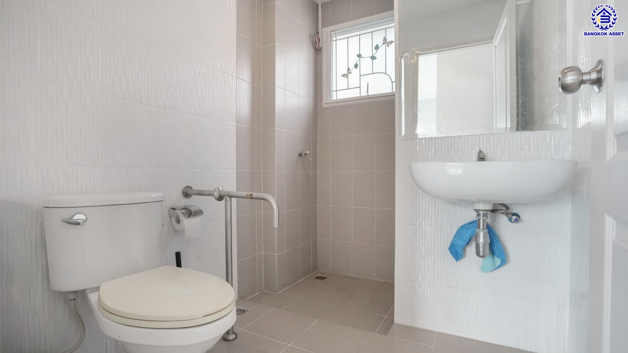 บ้านเดี่ยวมือสอง โครงการ เดอะเซนโทร วัชรพล จากแบรนด์ AP เนื้อที่ 54.20 ตร.ว. พื้นที่ใช้สอย 164 ตร.ม. ฟังก์ชัน 4 ห้องนอน 4 ห้องน้ำ จอดรถได้ 2 คัน Facilities ครบครัน บนทำเลเชื่อมต่อหลายเส้นทางทั้ง ถนนรามอินทรา ถนนสายไหม ถนนวัชรพล และ ถนนพหลโยธิน ใกล้สนามบินดอนเมือง ใกล้จุดขึ้นทางด่วน "จตุโชติ" และรถไฟฟ้าสายสีเขียว "สถานีคูคต"...