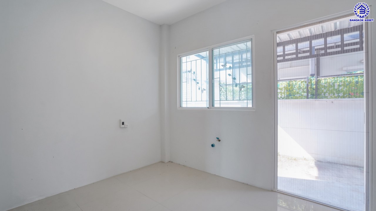 บ้านเดี่ยวมือสอง โครงการ เดอะเซนโทร วัชรพล จากแบรนด์ AP เนื้อที่ 54.20 ตร.ว. พื้นที่ใช้สอย 164 ตร.ม. ฟังก์ชัน 4 ห้องนอน 4 ห้องน้ำ จอดรถได้ 2 คัน Facilities ครบครัน บนทำเลเชื่อมต่อหลายเส้นทางทั้ง ถนนรามอินทรา ถนนสายไหม ถนนวัชรพล และ ถนนพหลโยธิน ใกล้สนามบินดอนเมือง ใกล้จุดขึ้นทางด่วน "จตุโชติ" และรถไฟฟ้าสายสีเขียว "สถานีคูคต"...