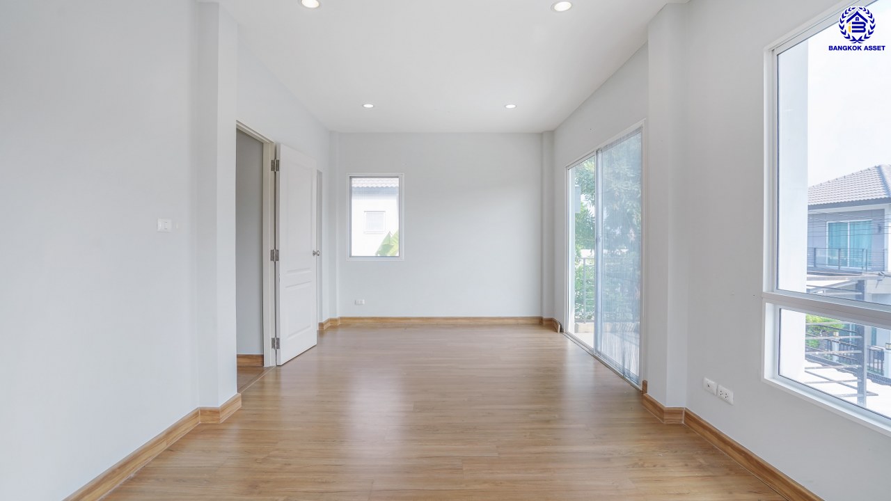 บ้านเดี่ยวมือสอง โครงการ เดอะเซนโทร วัชรพล จากแบรนด์ AP เนื้อที่ 54.20 ตร.ว. พื้นที่ใช้สอย 164 ตร.ม. ฟังก์ชัน 4 ห้องนอน 4 ห้องน้ำ จอดรถได้ 2 คัน Facilities ครบครัน บนทำเลเชื่อมต่อหลายเส้นทางทั้ง ถนนรามอินทรา ถนนสายไหม ถนนวัชรพล และ ถนนพหลโยธิน ใกล้สนามบินดอนเมือง ใกล้จุดขึ้นทางด่วน "จตุโชติ" และรถไฟฟ้าสายสีเขียว "สถานีคูคต"...