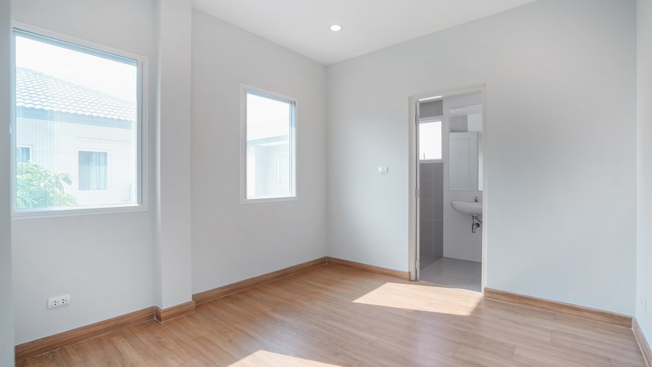 บ้านเดี่ยวมือสอง โครงการ เดอะเซนโทร วัชรพล จากแบรนด์ AP เนื้อที่ 54.20 ตร.ว. พื้นที่ใช้สอย 164 ตร.ม. ฟังก์ชัน 4 ห้องนอน 4 ห้องน้ำ จอดรถได้ 2 คัน Facilities ครบครัน บนทำเลเชื่อมต่อหลายเส้นทางทั้ง ถนนรามอินทรา ถนนสายไหม ถนนวัชรพล และ ถนนพหลโยธิน ใกล้สนามบินดอนเมือง ใกล้จุดขึ้นทางด่วน "จตุโชติ" และรถไฟฟ้าสายสีเขียว "สถานีคูคต"...