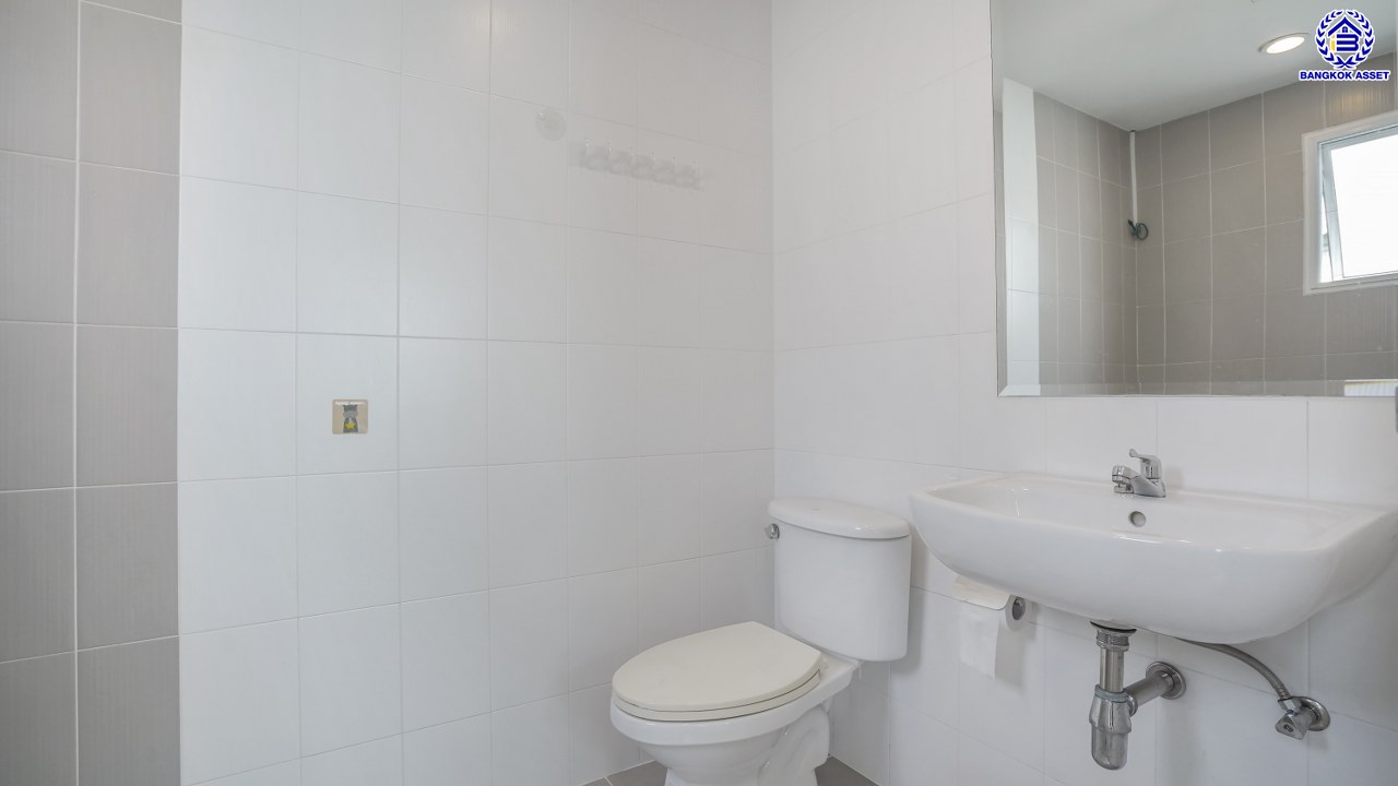 บ้านเดี่ยวมือสอง โครงการ เดอะเซนโทร วัชรพล จากแบรนด์ AP เนื้อที่ 54.20 ตร.ว. พื้นที่ใช้สอย 164 ตร.ม. ฟังก์ชัน 4 ห้องนอน 4 ห้องน้ำ จอดรถได้ 2 คัน Facilities ครบครัน บนทำเลเชื่อมต่อหลายเส้นทางทั้ง ถนนรามอินทรา ถนนสายไหม ถนนวัชรพล และ ถนนพหลโยธิน ใกล้สนามบินดอนเมือง ใกล้จุดขึ้นทางด่วน "จตุโชติ" และรถไฟฟ้าสายสีเขียว "สถานีคูคต"...