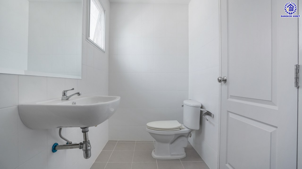 บ้านเดี่ยวมือสอง โครงการ เดอะเซนโทร วัชรพล จากแบรนด์ AP เนื้อที่ 54.20 ตร.ว. พื้นที่ใช้สอย 164 ตร.ม. ฟังก์ชัน 4 ห้องนอน 4 ห้องน้ำ จอดรถได้ 2 คัน Facilities ครบครัน บนทำเลเชื่อมต่อหลายเส้นทางทั้ง ถนนรามอินทรา ถนนสายไหม ถนนวัชรพล และ ถนนพหลโยธิน ใกล้สนามบินดอนเมือง ใกล้จุดขึ้นทางด่วน "จตุโชติ" และรถไฟฟ้าสายสีเขียว "สถานีคูคต"...