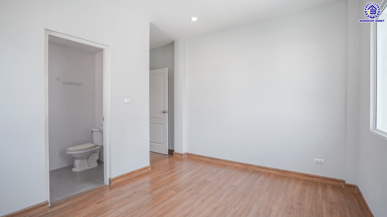 บ้านเดี่ยวมือสอง โครงการ เดอะเซนโทร วัชรพล จากแบรนด์ AP เนื้อที่ 54.20 ตร.ว. พื้นที่ใช้สอย 164 ตร.ม. ฟังก์ชัน 4 ห้องนอน 4 ห้องน้ำ จอดรถได้ 2 คัน Facilities ครบครัน บนทำเลเชื่อมต่อหลายเส้นทางทั้ง ถนนรามอินทรา ถนนสายไหม ถนนวัชรพล และ ถนนพหลโยธิน ใกล้สนามบินดอนเมือง ใกล้จุดขึ้นทางด่วน "จตุโชติ" และรถไฟฟ้าสายสีเขียว "สถานีคูคต"...