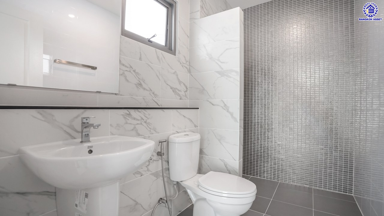 บ้านมือสองตกแต่งใหม่ จาก Property Perfect โครงการ เพอร์เฟคเพลส ราชพฤกษ์ รองรับทุกการใช้งาน บนเนื้อที่ 79.8 ตร.ว. พื้นที่ใช้สอย 281.29 ตร.ม. พร้อมฟังก์ชัน 3 ห้องนอน 3 ห้องน้ำ จอดรถได้ 2 คัน บ้านคุณภาพดี บนทำเลติดถนนราชพฤกษ์ เชื่อมต่อถนนรัตนาธิเบศร์ ใกล้รถไฟฟ้าสายสีม่วง "สถานีบางรักน้อยท่าอิฐ" จุดขึ้นทางด่วน "กาญจนาภิเษก" และเซ็นทรัล เวสต์วิลล์...