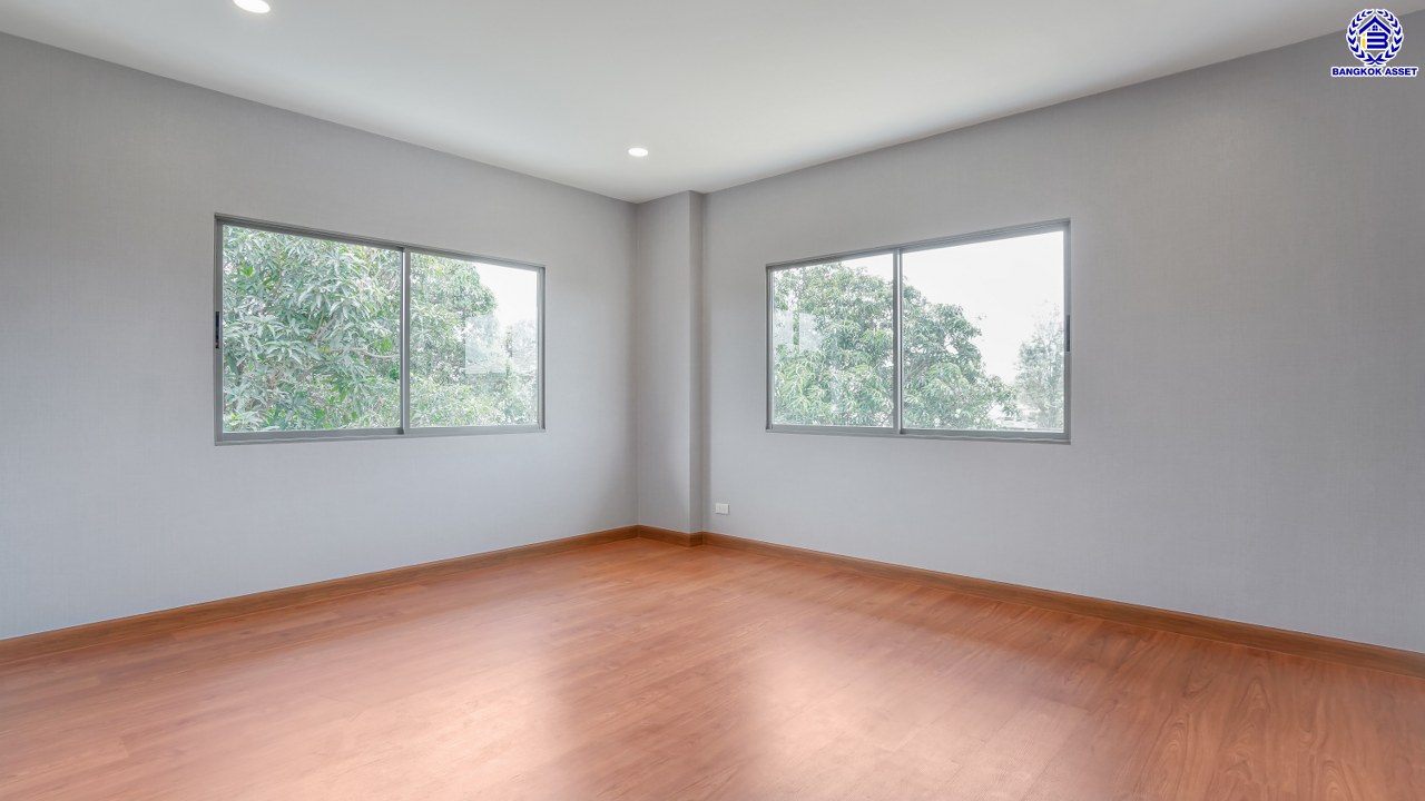 บ้านมือสองตกแต่งใหม่ จาก Property Perfect โครงการ เพอร์เฟคเพลส ราชพฤกษ์ รองรับทุกการใช้งาน บนเนื้อที่ 79.8 ตร.ว. พื้นที่ใช้สอย 281.29 ตร.ม. พร้อมฟังก์ชัน 3 ห้องนอน 3 ห้องน้ำ จอดรถได้ 2 คัน บ้านคุณภาพดี บนทำเลติดถนนราชพฤกษ์ เชื่อมต่อถนนรัตนาธิเบศร์ ใกล้รถไฟฟ้าสายสีม่วง "สถานีบางรักน้อยท่าอิฐ" จุดขึ้นทางด่วน "กาญจนาภิเษก" และเซ็นทรัล เวสต์วิลล์...