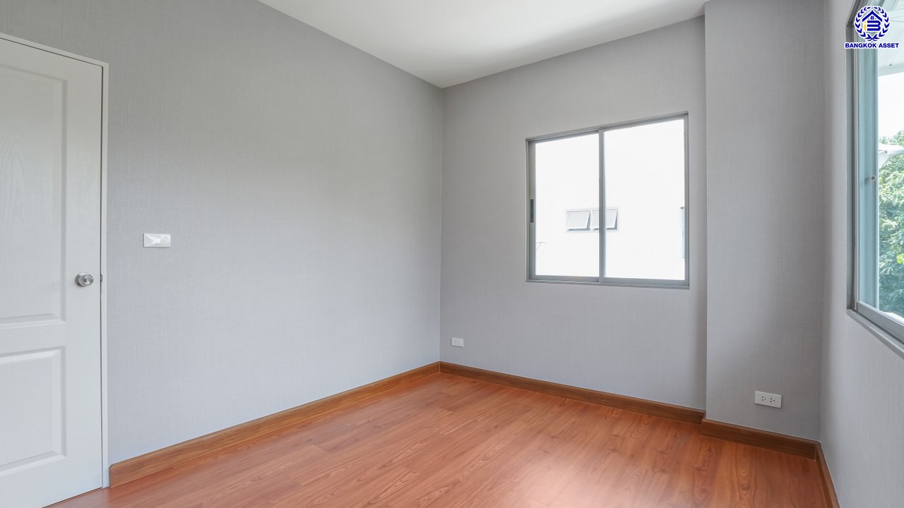 บ้านมือสองตกแต่งใหม่ จาก Property Perfect โครงการ เพอร์เฟคเพลส ราชพฤกษ์ รองรับทุกการใช้งาน บนเนื้อที่ 79.8 ตร.ว. พื้นที่ใช้สอย 281.29 ตร.ม. พร้อมฟังก์ชัน 3 ห้องนอน 3 ห้องน้ำ จอดรถได้ 2 คัน บ้านคุณภาพดี บนทำเลติดถนนราชพฤกษ์ เชื่อมต่อถนนรัตนาธิเบศร์ ใกล้รถไฟฟ้าสายสีม่วง "สถานีบางรักน้อยท่าอิฐ" จุดขึ้นทางด่วน "กาญจนาภิเษก" และเซ็นทรัล เวสต์วิลล์...