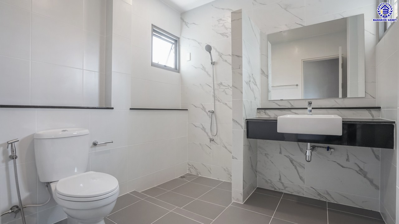 บ้านมือสองตกแต่งใหม่ จาก Property Perfect โครงการ เพอร์เฟคเพลส ราชพฤกษ์ รองรับทุกการใช้งาน บนเนื้อที่ 79.8 ตร.ว. พื้นที่ใช้สอย 281.29 ตร.ม. พร้อมฟังก์ชัน 3 ห้องนอน 3 ห้องน้ำ จอดรถได้ 2 คัน บ้านคุณภาพดี บนทำเลติดถนนราชพฤกษ์ เชื่อมต่อถนนรัตนาธิเบศร์ ใกล้รถไฟฟ้าสายสีม่วง "สถานีบางรักน้อยท่าอิฐ" จุดขึ้นทางด่วน "กาญจนาภิเษก" และเซ็นทรัล เวสต์วิลล์...