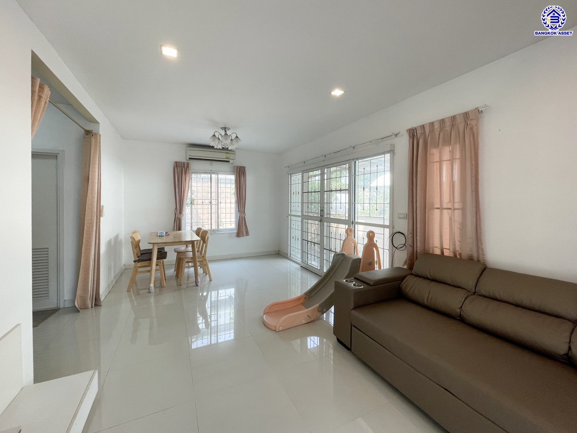 *****บ้านเดี่ยวมือสองนนทบุรี โครงการ พฤกษาวิลเลจ ซีนเนอรี่ บางใหญ่ เนื้อที่ 58.60 ตร.ว. พื้นที่ใช้สอย 130 ตร.ม. ฟังก์ชัน 3 ห้องนอน 2 ห้องน้ำ พร้อมเข้าอยู่ บนทำเลใกล้เซ็นทรัลเวสต์เกต เชื่อมต่อถนนกาญจนาภิเษก, ซอยแก้วอินทร์, ถนนรัตนาธิเบศร์ ใกล้รถไฟฟ้าสายสีม่วง "สถานีตลาดบางใหญ่" และทางด่วน "กาญจนาภิเษก"