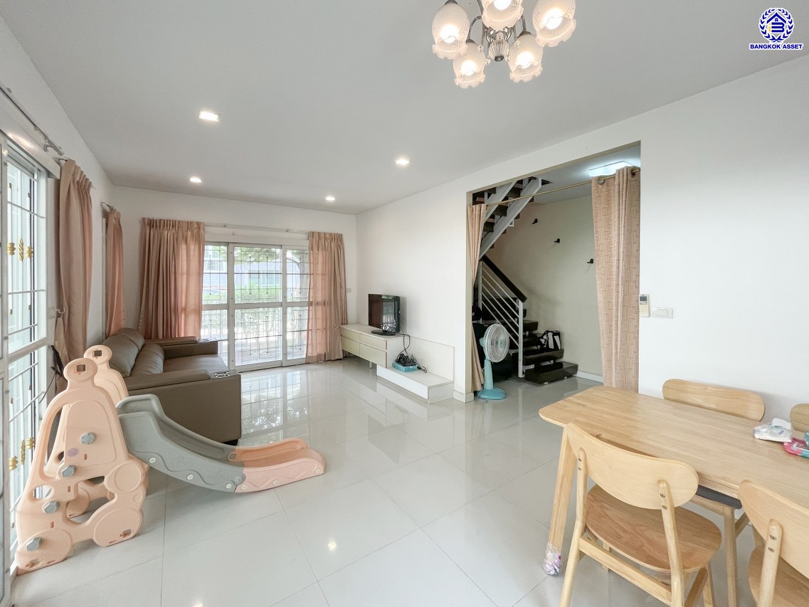 *****บ้านเดี่ยวมือสองนนทบุรี โครงการ พฤกษาวิลเลจ ซีนเนอรี่ บางใหญ่ เนื้อที่ 58.60 ตร.ว. พื้นที่ใช้สอย 130 ตร.ม. ฟังก์ชัน 3 ห้องนอน 2 ห้องน้ำ พร้อมเข้าอยู่ บนทำเลใกล้เซ็นทรัลเวสต์เกต เชื่อมต่อถนนกาญจนาภิเษก, ซอยแก้วอินทร์, ถนนรัตนาธิเบศร์ ใกล้รถไฟฟ้าสายสีม่วง "สถานีตลาดบางใหญ่" และทางด่วน "กาญจนาภิเษก"