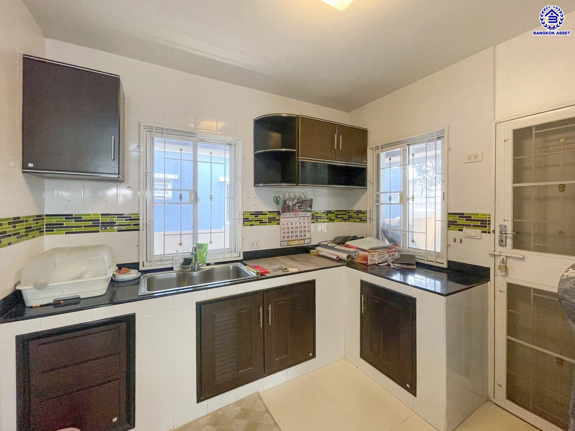 *****บ้านเดี่ยวมือสองนนทบุรี โครงการ พฤกษาวิลเลจ ซีนเนอรี่ บางใหญ่ เนื้อที่ 58.60 ตร.ว. พื้นที่ใช้สอย 130 ตร.ม. ฟังก์ชัน 3 ห้องนอน 2 ห้องน้ำ พร้อมเข้าอยู่ บนทำเลใกล้เซ็นทรัลเวสต์เกต เชื่อมต่อถนนกาญจนาภิเษก, ซอยแก้วอินทร์, ถนนรัตนาธิเบศร์ ใกล้รถไฟฟ้าสายสีม่วง "สถานีตลาดบางใหญ่" และทางด่วน "กาญจนาภิเษก"