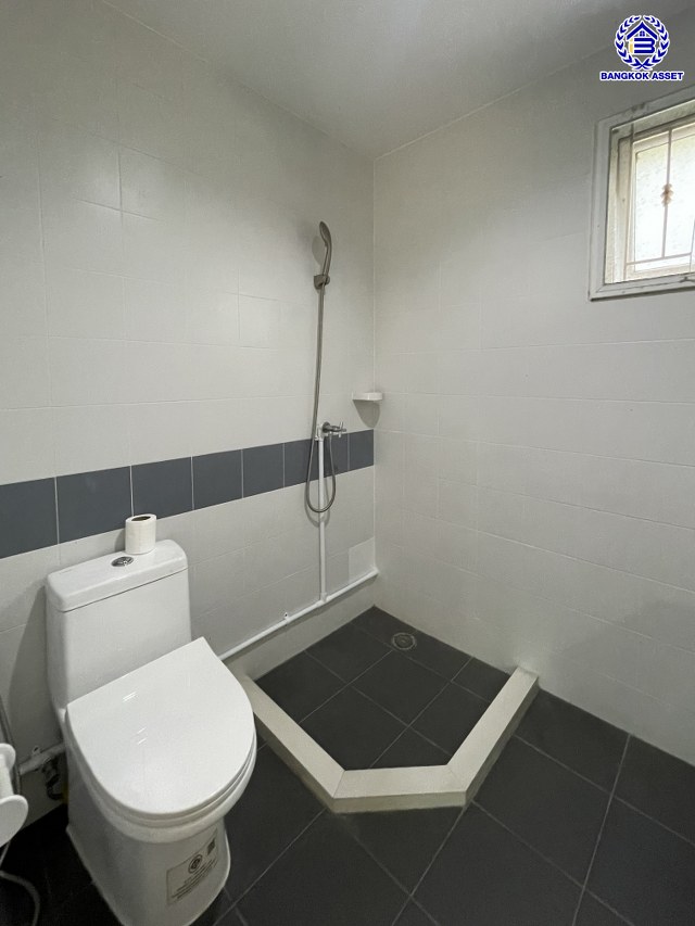 *****บ้านเดี่ยวมือสองนนทบุรี โครงการ พฤกษาวิลเลจ ซีนเนอรี่ บางใหญ่ เนื้อที่ 58.60 ตร.ว. พื้นที่ใช้สอย 130 ตร.ม. ฟังก์ชัน 3 ห้องนอน 2 ห้องน้ำ พร้อมเข้าอยู่ บนทำเลใกล้เซ็นทรัลเวสต์เกต เชื่อมต่อถนนกาญจนาภิเษก, ซอยแก้วอินทร์, ถนนรัตนาธิเบศร์ ใกล้รถไฟฟ้าสายสีม่วง "สถานีตลาดบางใหญ่" และทางด่วน "กาญจนาภิเษก"