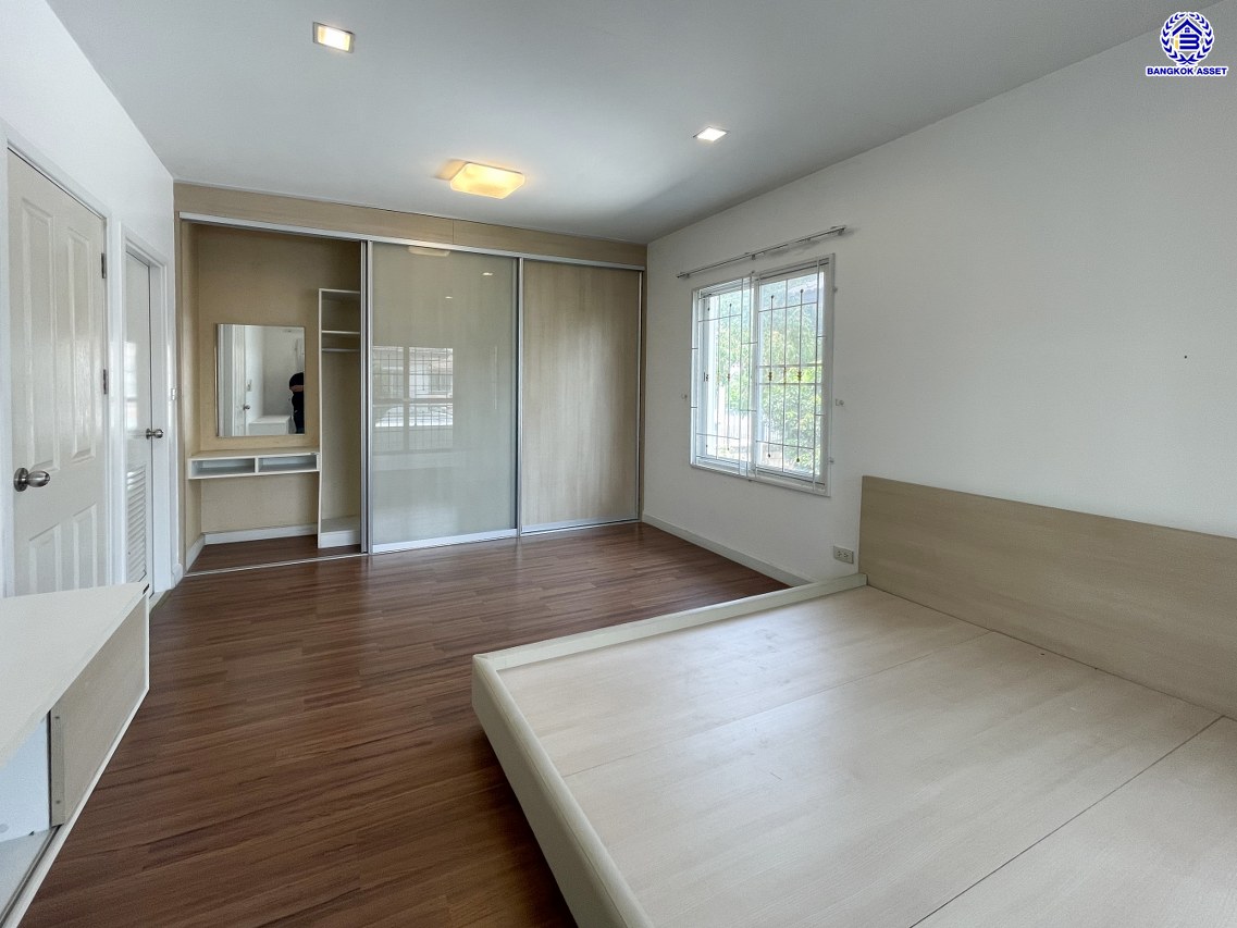 *****บ้านเดี่ยวมือสองนนทบุรี โครงการ พฤกษาวิลเลจ ซีนเนอรี่ บางใหญ่ เนื้อที่ 58.60 ตร.ว. พื้นที่ใช้สอย 130 ตร.ม. ฟังก์ชัน 3 ห้องนอน 2 ห้องน้ำ พร้อมเข้าอยู่ บนทำเลใกล้เซ็นทรัลเวสต์เกต เชื่อมต่อถนนกาญจนาภิเษก, ซอยแก้วอินทร์, ถนนรัตนาธิเบศร์ ใกล้รถไฟฟ้าสายสีม่วง "สถานีตลาดบางใหญ่" และทางด่วน "กาญจนาภิเษก"