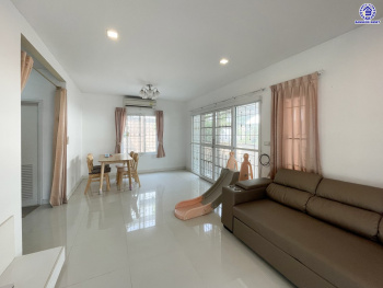 *****บ้านเดี่ยวมือสองนนทบุรี โครงการ พฤกษาวิลเลจ ซีนเนอรี่ บางใหญ่ เนื้อที่ 58.60 ตร.ว. พื้นที่ใช้สอย 130 ตร.ม. ฟังก์ชัน 3 ห้องนอน 2 ห้องน้ำ พร้อมเข้าอยู่ บนทำเลใกล้เซ็นทรัลเวสต์เกต เชื่อมต่อถนนกาญจนาภิเษก, ซอยแก้วอินทร์, ถนนรัตนาธิเบศร์ ใกล้รถไฟฟ้าสายสีม่วง "สถานีตลาดบางใหญ่" และทางด่วน "กาญจนาภิเษก"