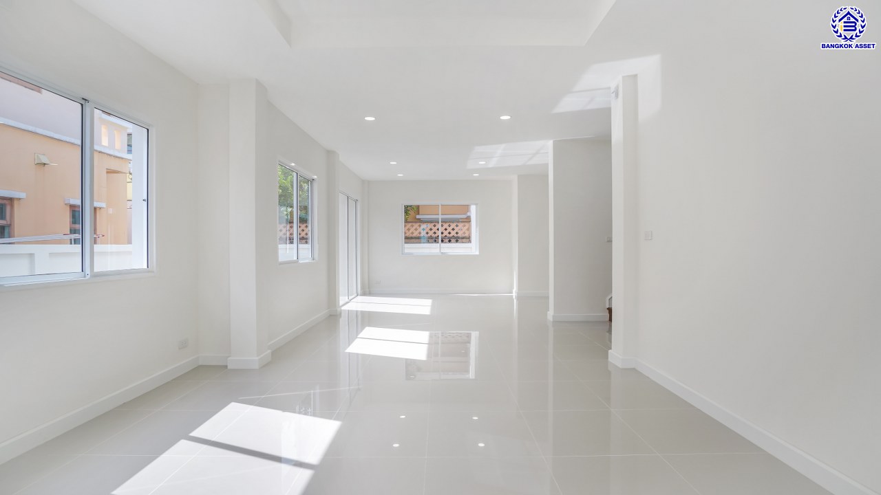 บ้านมือสองตกแต่งใหม่ โครงการ วรารมย์ เพชรเกษม69 แบรนด์ Q.House รองรับทุกความสุขของทุกคนในครอบครัว เนื้อที่ 52 ตร.ว. พื้นที่ใช้สอย 183.58 ตร.ม. ฟังก์ชัน 3 ห้องนอน 3 ห้องน้ำ จอดรถได้ 2 คัน บนทำเลใกล้ The Mall บางแค และเชื่อมต่อ ถนนกาญจนาฯ ถนนบางบอน และถนนพุทธมณฑลสาย3