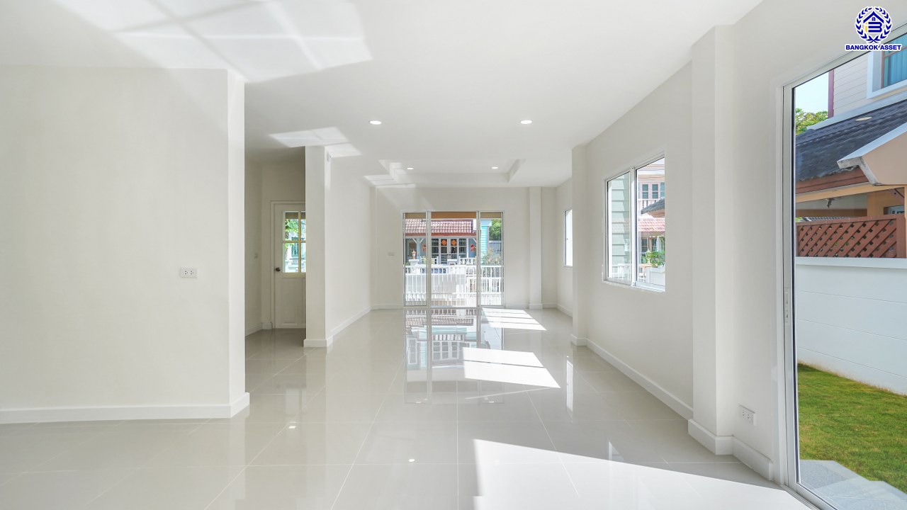 บ้านมือสองตกแต่งใหม่ โครงการ วรารมย์ เพชรเกษม69 แบรนด์ Q.House รองรับทุกความสุขของทุกคนในครอบครัว เนื้อที่ 52 ตร.ว. พื้นที่ใช้สอย 183.58 ตร.ม. ฟังก์ชัน 3 ห้องนอน 3 ห้องน้ำ จอดรถได้ 2 คัน บนทำเลใกล้ The Mall บางแค และเชื่อมต่อ ถนนกาญจนาฯ ถนนบางบอน และถนนพุทธมณฑลสาย3