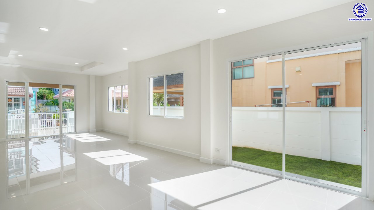 บ้านมือสองตกแต่งใหม่ โครงการ วรารมย์ เพชรเกษม69 แบรนด์ Q.House รองรับทุกความสุขของทุกคนในครอบครัว เนื้อที่ 52 ตร.ว. พื้นที่ใช้สอย 183.58 ตร.ม. ฟังก์ชัน 3 ห้องนอน 3 ห้องน้ำ จอดรถได้ 2 คัน บนทำเลใกล้ The Mall บางแค และเชื่อมต่อ ถนนกาญจนาฯ ถนนบางบอน และถนนพุทธมณฑลสาย3