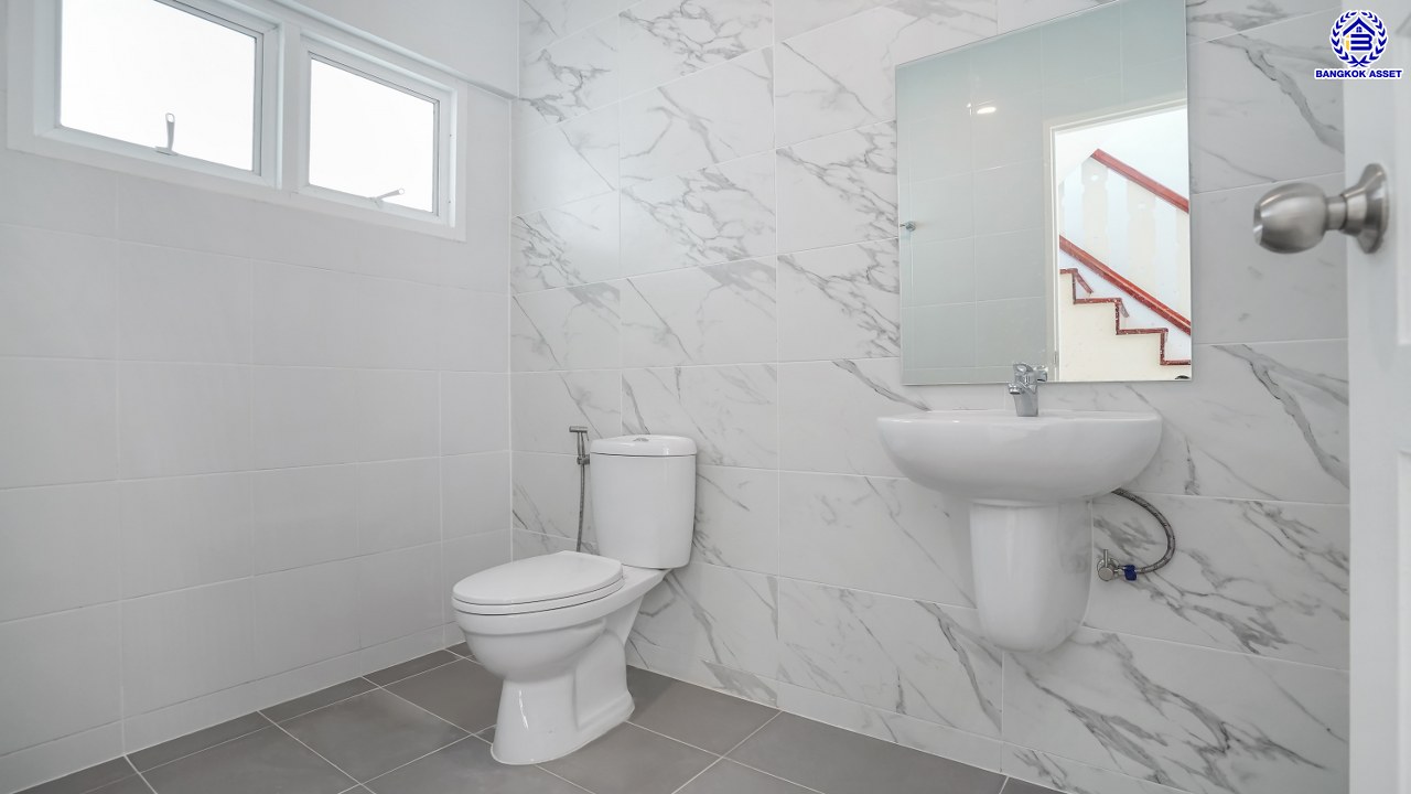 บ้านมือสองตกแต่งใหม่ โครงการ วรารมย์ เพชรเกษม69 แบรนด์ Q.House รองรับทุกความสุขของทุกคนในครอบครัว เนื้อที่ 52 ตร.ว. พื้นที่ใช้สอย 183.58 ตร.ม. ฟังก์ชัน 3 ห้องนอน 3 ห้องน้ำ จอดรถได้ 2 คัน บนทำเลใกล้ The Mall บางแค และเชื่อมต่อ ถนนกาญจนาฯ ถนนบางบอน และถนนพุทธมณฑลสาย3