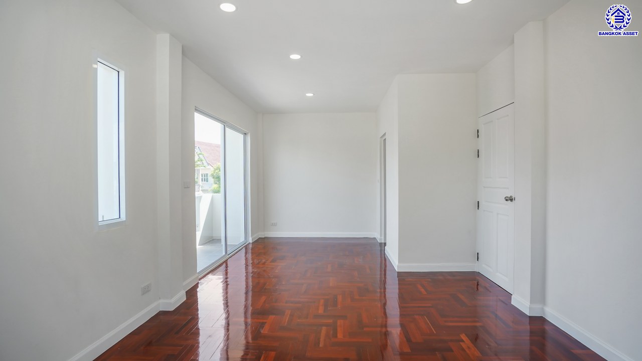 บ้านมือสองตกแต่งใหม่ โครงการ วรารมย์ เพชรเกษม69 แบรนด์ Q.House รองรับทุกความสุขของทุกคนในครอบครัว เนื้อที่ 52 ตร.ว. พื้นที่ใช้สอย 183.58 ตร.ม. ฟังก์ชัน 3 ห้องนอน 3 ห้องน้ำ จอดรถได้ 2 คัน บนทำเลใกล้ The Mall บางแค และเชื่อมต่อ ถนนกาญจนาฯ ถนนบางบอน และถนนพุทธมณฑลสาย3