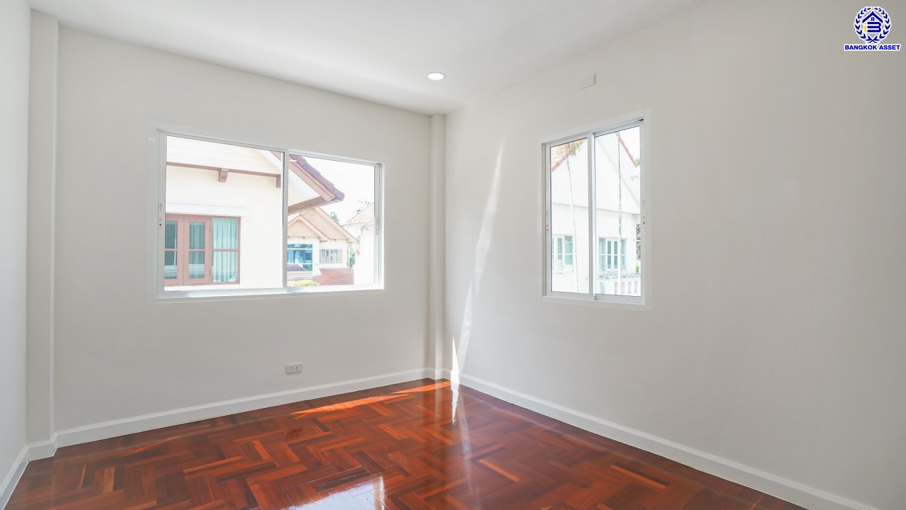 บ้านมือสองตกแต่งใหม่ โครงการ วรารมย์ เพชรเกษม69 แบรนด์ Q.House รองรับทุกความสุขของทุกคนในครอบครัว เนื้อที่ 52 ตร.ว. พื้นที่ใช้สอย 183.58 ตร.ม. ฟังก์ชัน 3 ห้องนอน 3 ห้องน้ำ จอดรถได้ 2 คัน บนทำเลใกล้ The Mall บางแค และเชื่อมต่อ ถนนกาญจนาฯ ถนนบางบอน และถนนพุทธมณฑลสาย3