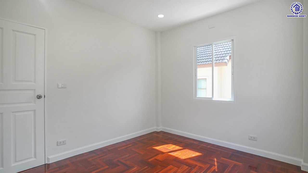 บ้านมือสองตกแต่งใหม่ โครงการ วรารมย์ เพชรเกษม69 แบรนด์ Q.House รองรับทุกความสุขของทุกคนในครอบครัว เนื้อที่ 52 ตร.ว. พื้นที่ใช้สอย 183.58 ตร.ม. ฟังก์ชัน 3 ห้องนอน 3 ห้องน้ำ จอดรถได้ 2 คัน บนทำเลใกล้ The Mall บางแค และเชื่อมต่อ ถนนกาญจนาฯ ถนนบางบอน และถนนพุทธมณฑลสาย3