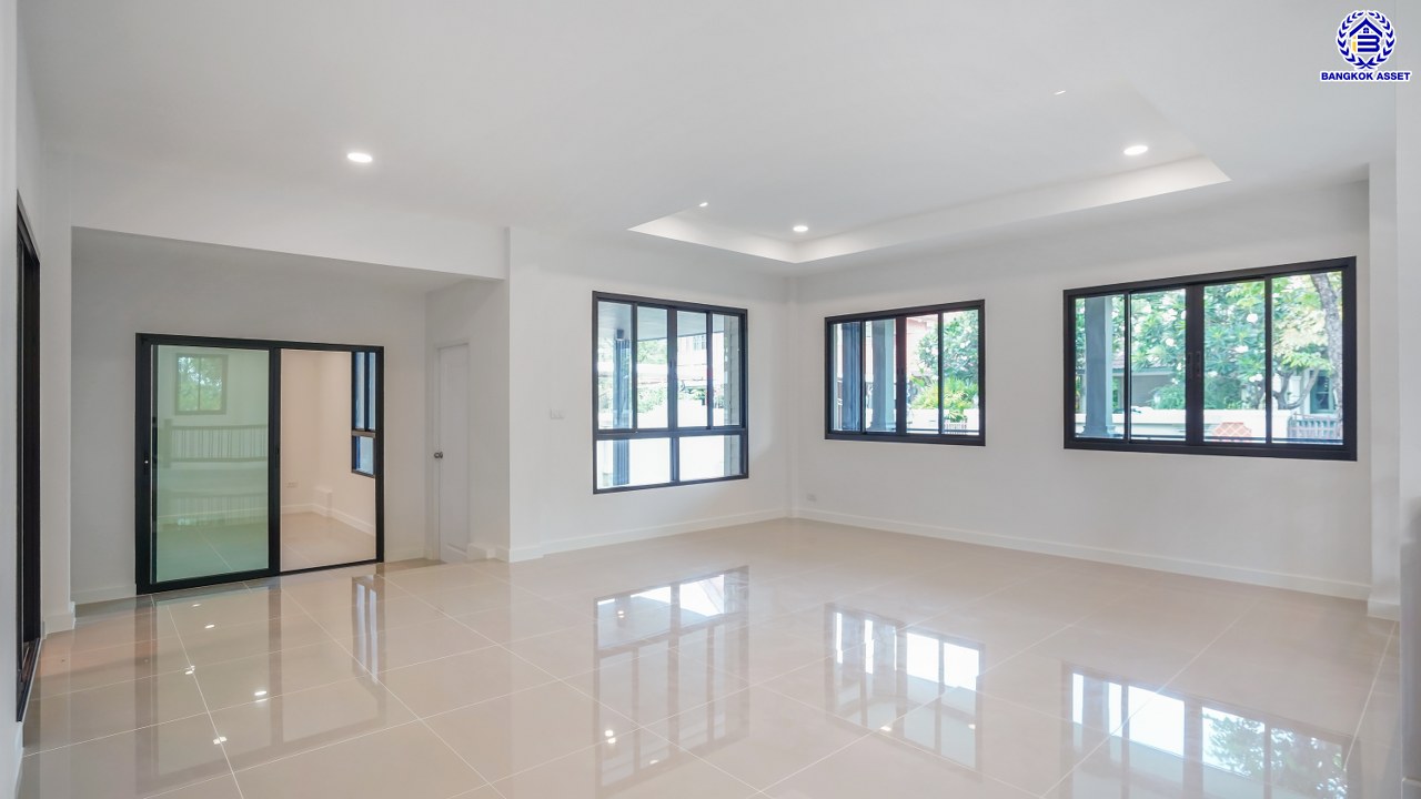 บ้านมือสองตกแต่งใหม่ โครงการ ลัดดารมย์ เพชรเกษม69 บนเนื้อที่ 106.4 ตร.ว. พื้นที่ใช้สอย 264.3 ตร.ม. ฟังก์ชันจัดเต็ม 3 ห้องนอน 3 ห้องน้ำ 1 ห้องอเนกประสงค์ จอดรถได้ 2 คัน บนทำเลศักยภาพ เชื่อมต่อหลายเส้นทาง ใกล้เดอะมอลล์บางแค จุดขึ้นทางด่วน "กาญจนาภิเษก" และรถไฟฟ้าสายสีน้ำเงิน "สถานีหลักสอง"