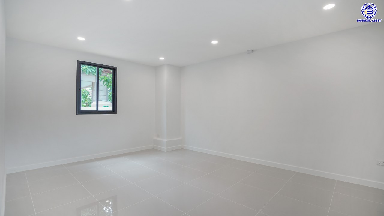 บ้านมือสองตกแต่งใหม่ โครงการ ลัดดารมย์ เพชรเกษม69 บนเนื้อที่ 106.4 ตร.ว. พื้นที่ใช้สอย 264.3 ตร.ม. ฟังก์ชันจัดเต็ม 3 ห้องนอน 3 ห้องน้ำ 1 ห้องอเนกประสงค์ จอดรถได้ 2 คัน บนทำเลศักยภาพ เชื่อมต่อหลายเส้นทาง ใกล้เดอะมอลล์บางแค จุดขึ้นทางด่วน "กาญจนาภิเษก" และรถไฟฟ้าสายสีน้ำเงิน "สถานีหลักสอง"