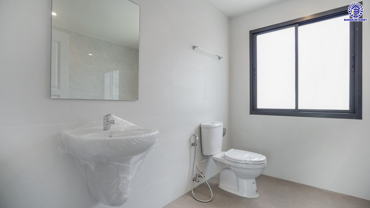 บ้านมือสองตกแต่งใหม่ โครงการ ลัดดารมย์ เพชรเกษม69 บนเนื้อที่ 106.4 ตร.ว. พื้นที่ใช้สอย 264.3 ตร.ม. ฟังก์ชันจัดเต็ม 3 ห้องนอน 3 ห้องน้ำ 1 ห้องอเนกประสงค์ จอดรถได้ 2 คัน บนทำเลศักยภาพ เชื่อมต่อหลายเส้นทาง ใกล้เดอะมอลล์บางแค จุดขึ้นทางด่วน "กาญจนาภิเษก" และรถไฟฟ้าสายสีน้ำเงิน "สถานีหลักสอง"