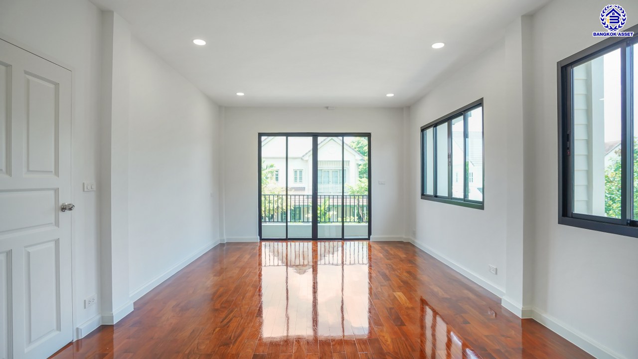 บ้านมือสองตกแต่งใหม่ โครงการ ลัดดารมย์ เพชรเกษม69 บนเนื้อที่ 106.4 ตร.ว. พื้นที่ใช้สอย 264.3 ตร.ม. ฟังก์ชันจัดเต็ม 3 ห้องนอน 3 ห้องน้ำ 1 ห้องอเนกประสงค์ จอดรถได้ 2 คัน บนทำเลศักยภาพ เชื่อมต่อหลายเส้นทาง ใกล้เดอะมอลล์บางแค จุดขึ้นทางด่วน "กาญจนาภิเษก" และรถไฟฟ้าสายสีน้ำเงิน "สถานีหลักสอง"