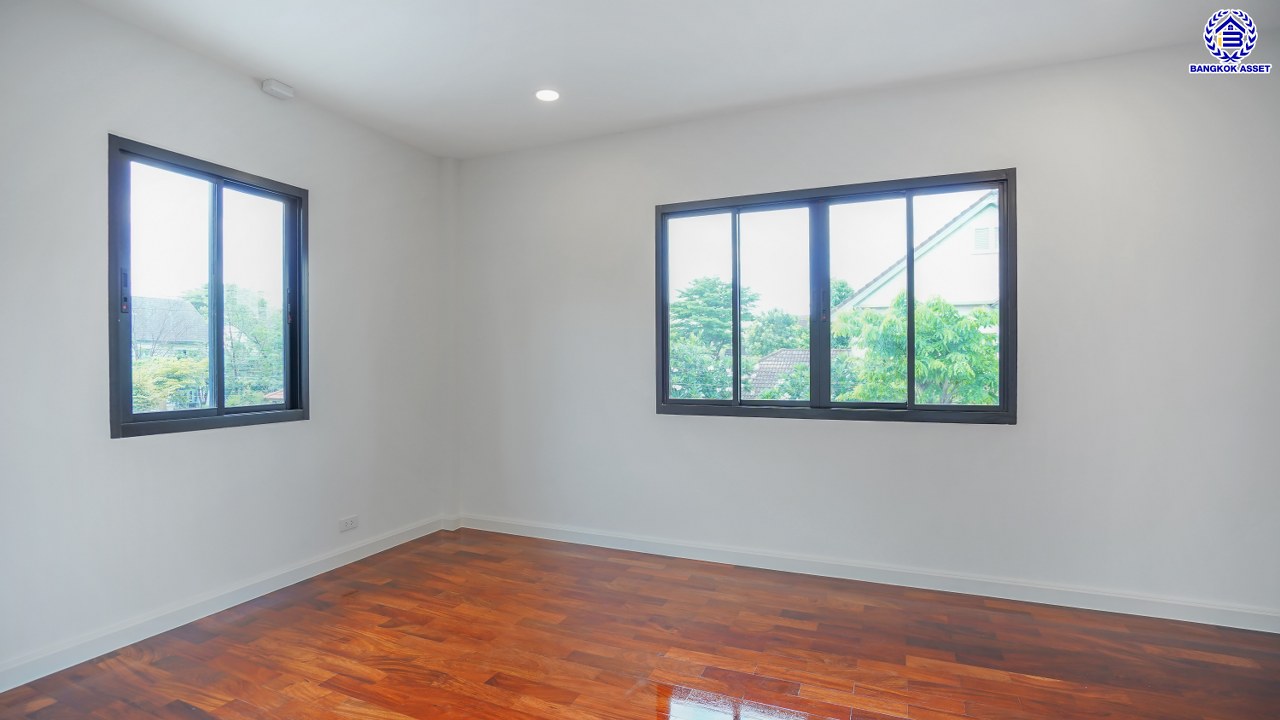 บ้านมือสองตกแต่งใหม่ โครงการ ลัดดารมย์ เพชรเกษม69 บนเนื้อที่ 106.4 ตร.ว. พื้นที่ใช้สอย 264.3 ตร.ม. ฟังก์ชันจัดเต็ม 3 ห้องนอน 3 ห้องน้ำ 1 ห้องอเนกประสงค์ จอดรถได้ 2 คัน บนทำเลศักยภาพ เชื่อมต่อหลายเส้นทาง ใกล้เดอะมอลล์บางแค จุดขึ้นทางด่วน "กาญจนาภิเษก" และรถไฟฟ้าสายสีน้ำเงิน "สถานีหลักสอง"