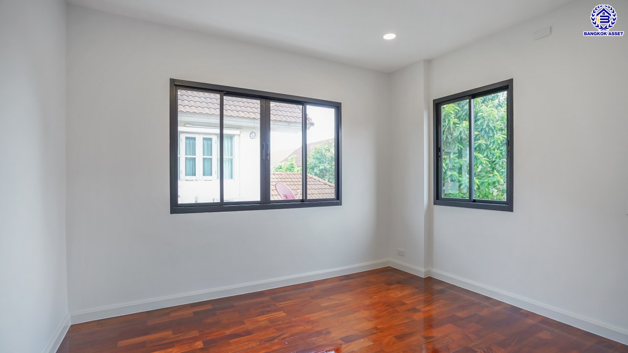 บ้านมือสองตกแต่งใหม่ โครงการ ลัดดารมย์ เพชรเกษม69 บนเนื้อที่ 106.4 ตร.ว. พื้นที่ใช้สอย 264.3 ตร.ม. ฟังก์ชันจัดเต็ม 3 ห้องนอน 3 ห้องน้ำ 1 ห้องอเนกประสงค์ จอดรถได้ 2 คัน บนทำเลศักยภาพ เชื่อมต่อหลายเส้นทาง ใกล้เดอะมอลล์บางแค จุดขึ้นทางด่วน "กาญจนาภิเษก" และรถไฟฟ้าสายสีน้ำเงิน "สถานีหลักสอง"