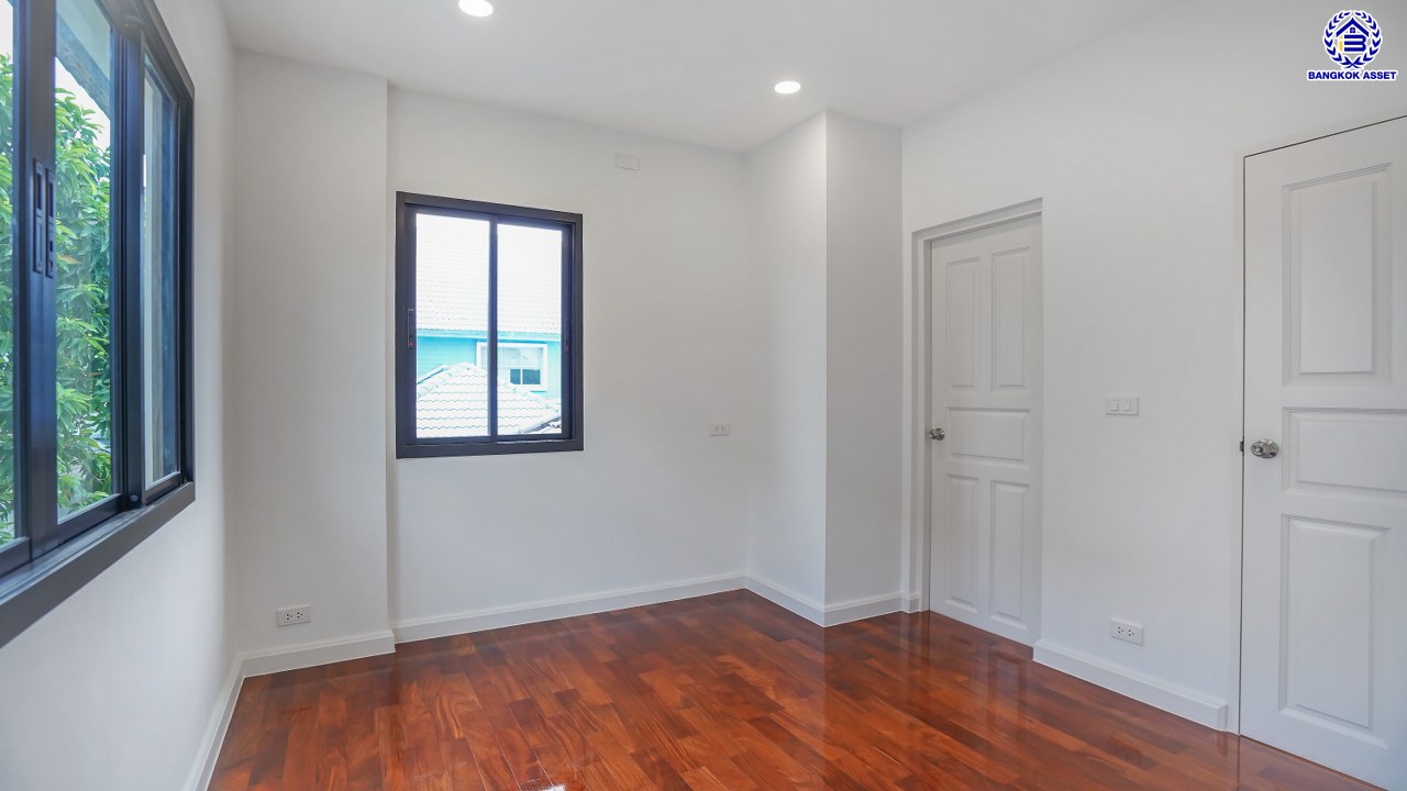 บ้านมือสองตกแต่งใหม่ โครงการ ลัดดารมย์ เพชรเกษม69 บนเนื้อที่ 106.4 ตร.ว. พื้นที่ใช้สอย 264.3 ตร.ม. ฟังก์ชันจัดเต็ม 3 ห้องนอน 3 ห้องน้ำ 1 ห้องอเนกประสงค์ จอดรถได้ 2 คัน บนทำเลศักยภาพ เชื่อมต่อหลายเส้นทาง ใกล้เดอะมอลล์บางแค จุดขึ้นทางด่วน "กาญจนาภิเษก" และรถไฟฟ้าสายสีน้ำเงิน "สถานีหลักสอง"