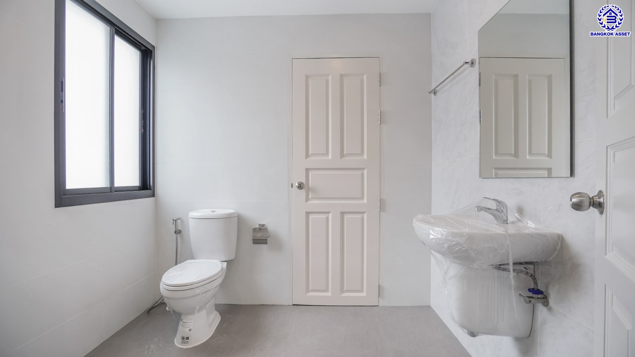 บ้านมือสองตกแต่งใหม่ โครงการ ลัดดารมย์ เพชรเกษม69 บนเนื้อที่ 106.4 ตร.ว. พื้นที่ใช้สอย 264.3 ตร.ม. ฟังก์ชันจัดเต็ม 3 ห้องนอน 3 ห้องน้ำ 1 ห้องอเนกประสงค์ จอดรถได้ 2 คัน บนทำเลศักยภาพ เชื่อมต่อหลายเส้นทาง ใกล้เดอะมอลล์บางแค จุดขึ้นทางด่วน "กาญจนาภิเษก" และรถไฟฟ้าสายสีน้ำเงิน "สถานีหลักสอง"