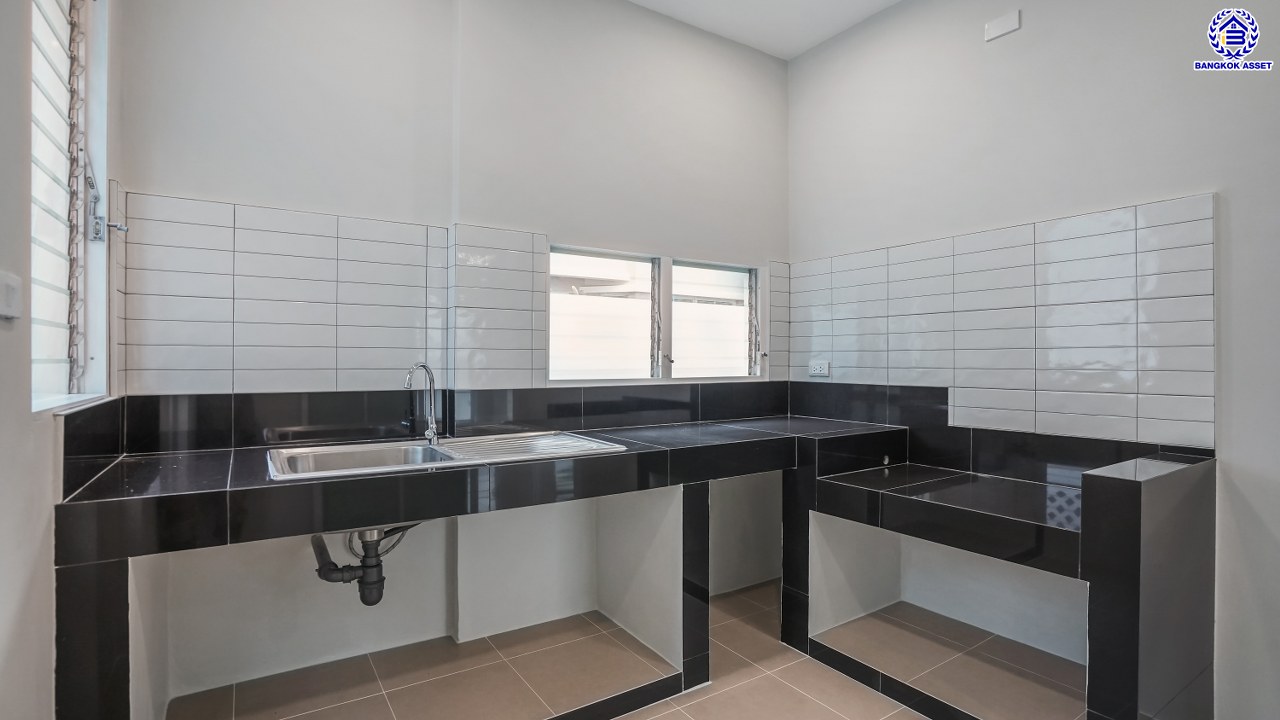 บ้านมือสองตกแต่งใหม่ โครงการ ชัยพฤกษ์ บางบัวทอง เนื้อที่ 82 ตร.ว. พื้นที่ใช้สอย 224.64 ตร.ม. ฟังก์ชัน 3 ห้องนอน 3 ห้องน้ำ จอดรถได้ 2 คัน พร้อม Facilities โครงการครบครัน ทำเลติดถนนบางกรวย-ไทรน้อย เชื่อมต่อถนนกาญจนาภิเษก ใกล้เซ็นทรัลเวสต์เกต และรถไฟฟ้าสายสีม่วง "สถานีบางพลู"