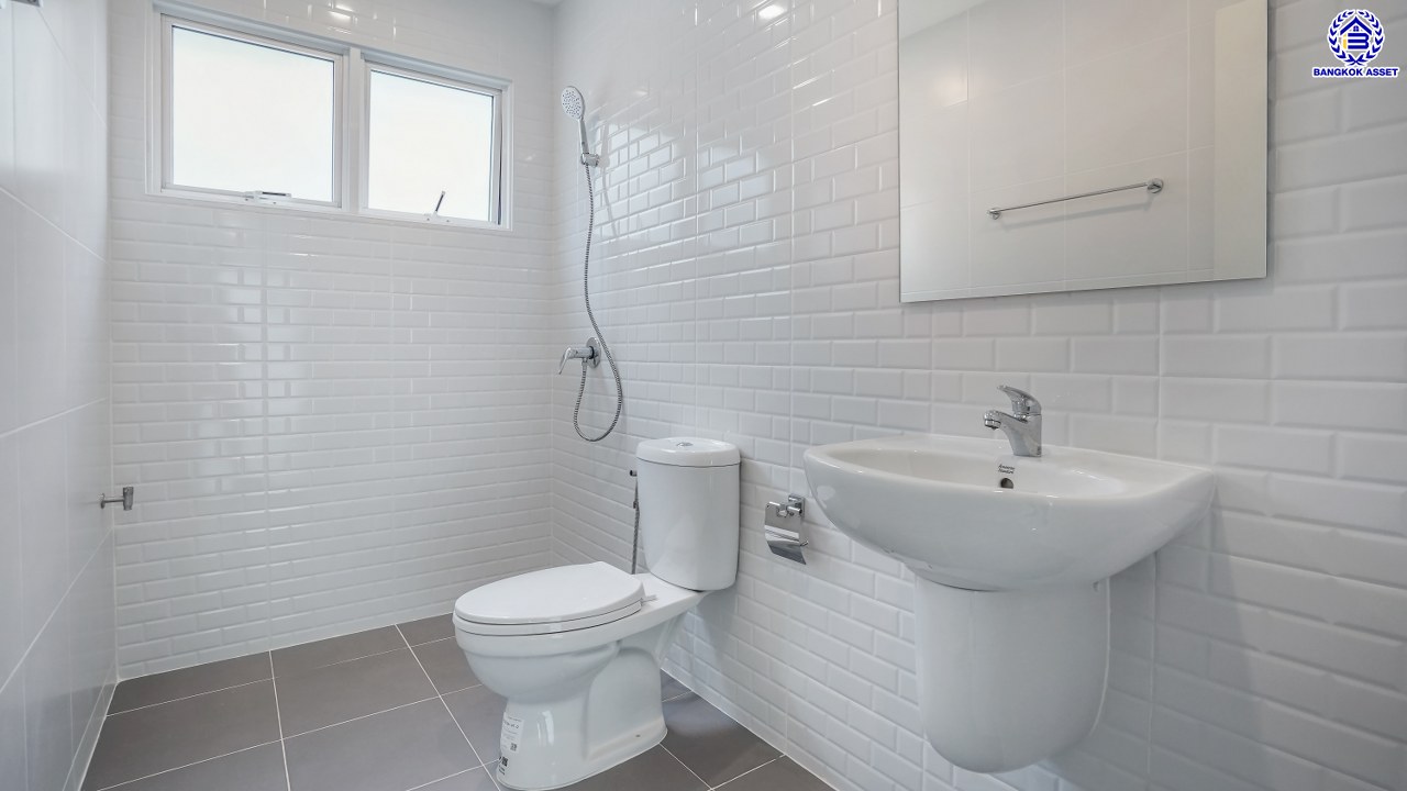 บ้านมือสองตกแต่งใหม่ โครงการ ชัยพฤกษ์ บางบัวทอง เนื้อที่ 82 ตร.ว. พื้นที่ใช้สอย 224.64 ตร.ม. ฟังก์ชัน 3 ห้องนอน 3 ห้องน้ำ จอดรถได้ 2 คัน พร้อม Facilities โครงการครบครัน ทำเลติดถนนบางกรวย-ไทรน้อย เชื่อมต่อถนนกาญจนาภิเษก ใกล้เซ็นทรัลเวสต์เกต และรถไฟฟ้าสายสีม่วง "สถานีบางพลู"