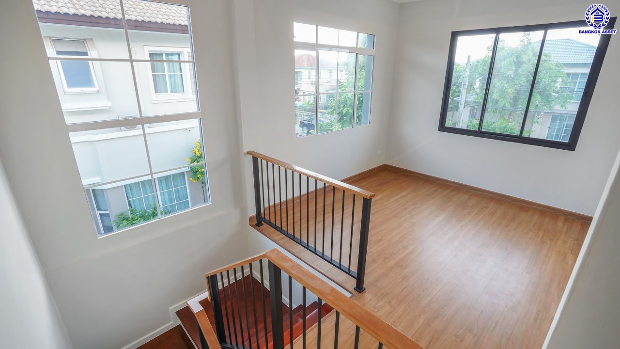 บ้านมือสองตกแต่งใหม่ โครงการ ชัยพฤกษ์ บางบัวทอง เนื้อที่ 82 ตร.ว. พื้นที่ใช้สอย 224.64 ตร.ม. ฟังก์ชัน 3 ห้องนอน 3 ห้องน้ำ จอดรถได้ 2 คัน พร้อม Facilities โครงการครบครัน ทำเลติดถนนบางกรวย-ไทรน้อย เชื่อมต่อถนนกาญจนาภิเษก ใกล้เซ็นทรัลเวสต์เกต และรถไฟฟ้าสายสีม่วง "สถานีบางพลู"