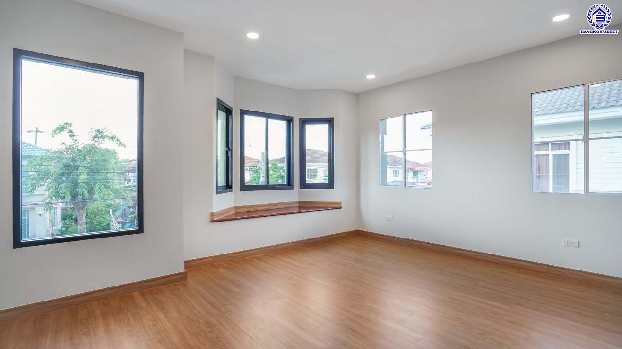 บ้านมือสองตกแต่งใหม่ โครงการ ชัยพฤกษ์ บางบัวทอง เนื้อที่ 82 ตร.ว. พื้นที่ใช้สอย 224.64 ตร.ม. ฟังก์ชัน 3 ห้องนอน 3 ห้องน้ำ จอดรถได้ 2 คัน พร้อม Facilities โครงการครบครัน ทำเลติดถนนบางกรวย-ไทรน้อย เชื่อมต่อถนนกาญจนาภิเษก ใกล้เซ็นทรัลเวสต์เกต และรถไฟฟ้าสายสีม่วง "สถานีบางพลู"