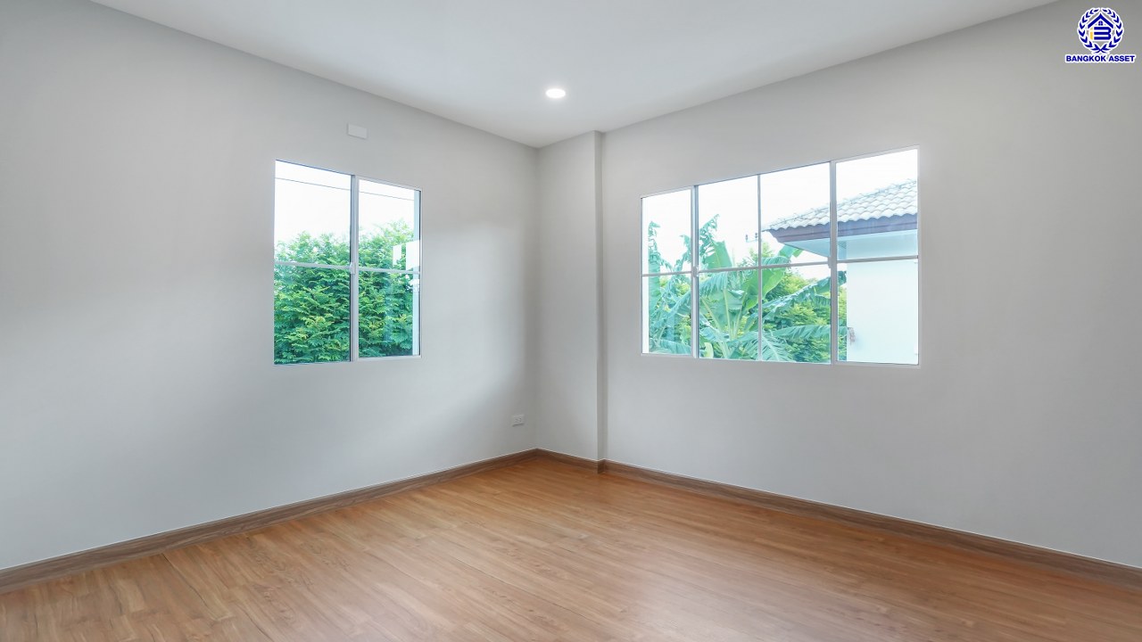 บ้านมือสองตกแต่งใหม่ โครงการ ชัยพฤกษ์ บางบัวทอง เนื้อที่ 82 ตร.ว. พื้นที่ใช้สอย 224.64 ตร.ม. ฟังก์ชัน 3 ห้องนอน 3 ห้องน้ำ จอดรถได้ 2 คัน พร้อม Facilities โครงการครบครัน ทำเลติดถนนบางกรวย-ไทรน้อย เชื่อมต่อถนนกาญจนาภิเษก ใกล้เซ็นทรัลเวสต์เกต และรถไฟฟ้าสายสีม่วง "สถานีบางพลู"