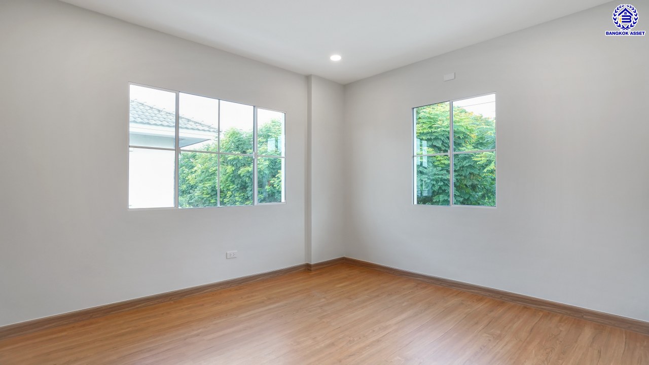 บ้านมือสองตกแต่งใหม่ โครงการ ชัยพฤกษ์ บางบัวทอง เนื้อที่ 82 ตร.ว. พื้นที่ใช้สอย 224.64 ตร.ม. ฟังก์ชัน 3 ห้องนอน 3 ห้องน้ำ จอดรถได้ 2 คัน พร้อม Facilities โครงการครบครัน ทำเลติดถนนบางกรวย-ไทรน้อย เชื่อมต่อถนนกาญจนาภิเษก ใกล้เซ็นทรัลเวสต์เกต และรถไฟฟ้าสายสีม่วง "สถานีบางพลู"