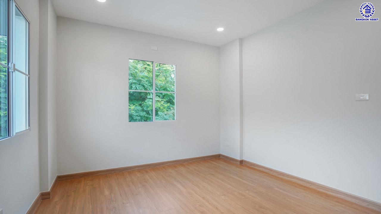 บ้านมือสองตกแต่งใหม่ โครงการ ชัยพฤกษ์ บางบัวทอง เนื้อที่ 82 ตร.ว. พื้นที่ใช้สอย 224.64 ตร.ม. ฟังก์ชัน 3 ห้องนอน 3 ห้องน้ำ จอดรถได้ 2 คัน พร้อม Facilities โครงการครบครัน ทำเลติดถนนบางกรวย-ไทรน้อย เชื่อมต่อถนนกาญจนาภิเษก ใกล้เซ็นทรัลเวสต์เกต และรถไฟฟ้าสายสีม่วง "สถานีบางพลู"