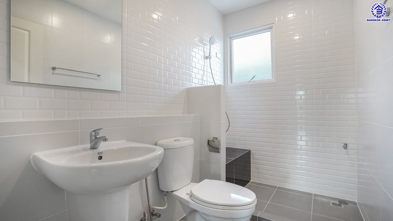 บ้านมือสองตกแต่งใหม่ โครงการ ชัยพฤกษ์ บางบัวทอง เนื้อที่ 82 ตร.ว. พื้นที่ใช้สอย 224.64 ตร.ม. ฟังก์ชัน 3 ห้องนอน 3 ห้องน้ำ จอดรถได้ 2 คัน พร้อม Facilities โครงการครบครัน ทำเลติดถนนบางกรวย-ไทรน้อย เชื่อมต่อถนนกาญจนาภิเษก ใกล้เซ็นทรัลเวสต์เกต และรถไฟฟ้าสายสีม่วง "สถานีบางพลู"