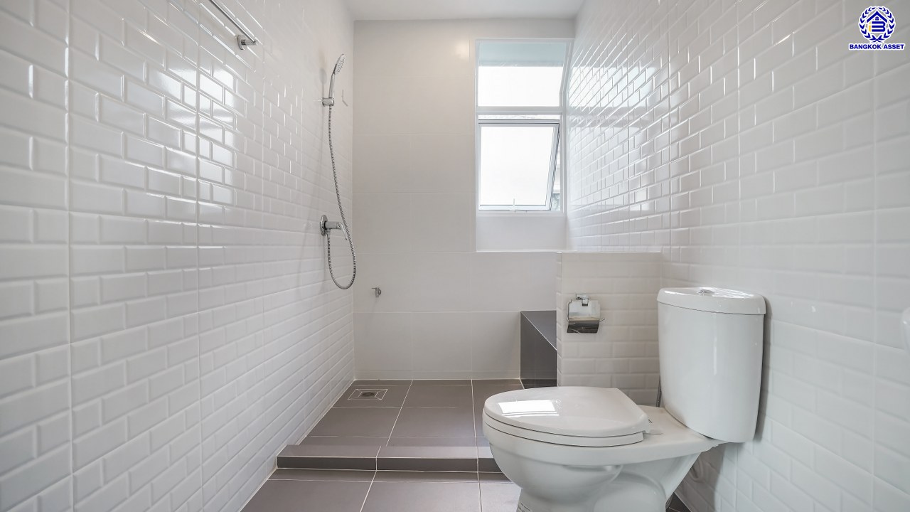 บ้านมือสองตกแต่งใหม่ โครงการ ชัยพฤกษ์ บางบัวทอง เนื้อที่ 82 ตร.ว. พื้นที่ใช้สอย 224.64 ตร.ม. ฟังก์ชัน 3 ห้องนอน 3 ห้องน้ำ จอดรถได้ 2 คัน พร้อม Facilities โครงการครบครัน ทำเลติดถนนบางกรวย-ไทรน้อย เชื่อมต่อถนนกาญจนาภิเษก ใกล้เซ็นทรัลเวสต์เกต และรถไฟฟ้าสายสีม่วง "สถานีบางพลู"