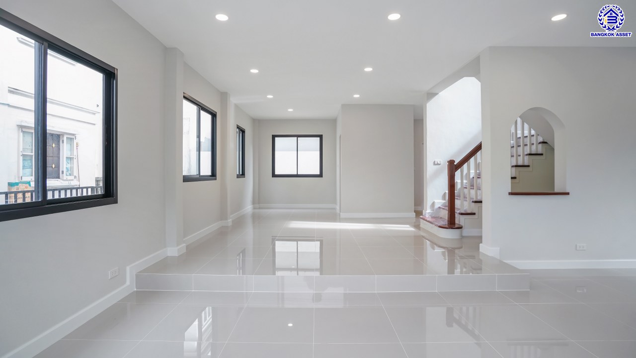 บ้านมือสองตกแต่งใหม่ จาก Land and Houses ชัยพฤกษ์ ทวีวัฒนา เนื้อที่ 51 ตร.ว. พื้นที่ใช้สอย 228.11 ตร.ม. ตอบโจทย์ทุกการอยู่อาศัย ด้วยฟังก์ชัน 3 ห้องนอน 2 ห้องน้ำ 2 ที่จอดรถ บนทำเลศักยภาพ ติดถนนทวีวัฒนา เชื่อมต่อทางคู่ขนานลอยฟ้าบรมราชชนนี ใกล้ ม.มหิดล และเซ็นทรัลศาลายา