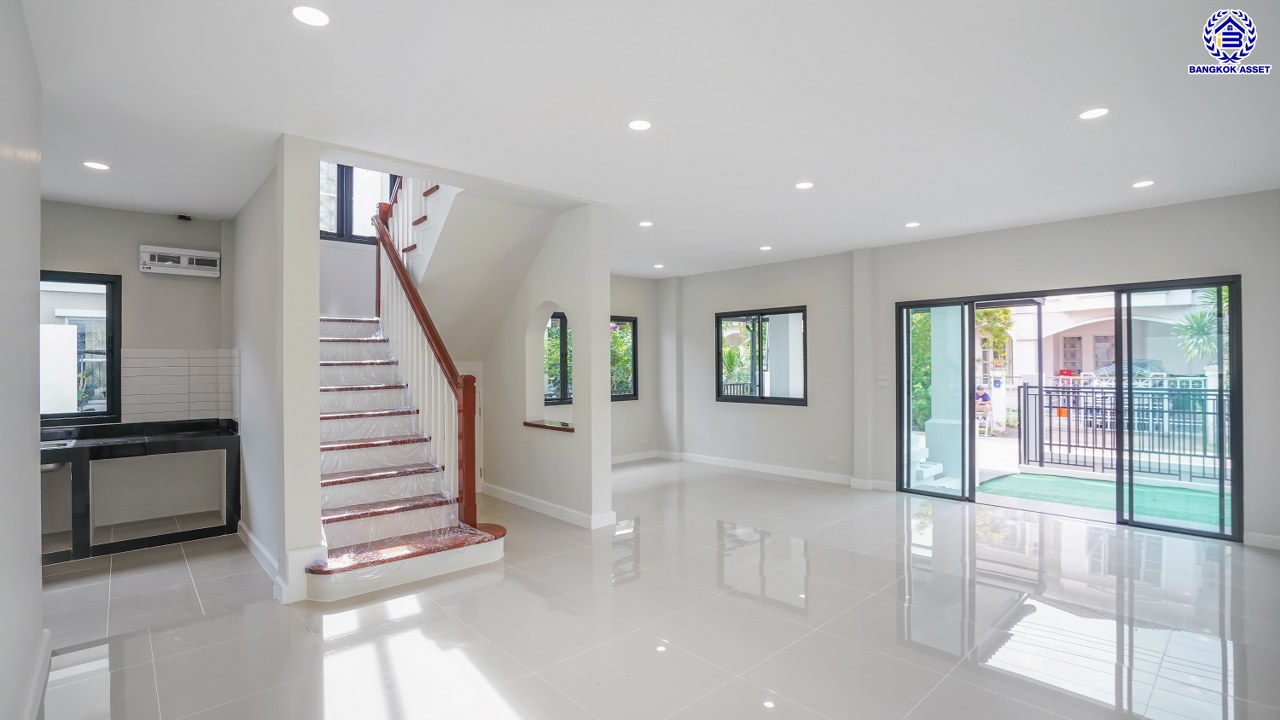 บ้านมือสองตกแต่งใหม่ จาก Land and Houses ชัยพฤกษ์ ทวีวัฒนา เนื้อที่ 51 ตร.ว. พื้นที่ใช้สอย 228.11 ตร.ม. ตอบโจทย์ทุกการอยู่อาศัย ด้วยฟังก์ชัน 3 ห้องนอน 2 ห้องน้ำ 2 ที่จอดรถ บนทำเลศักยภาพ ติดถนนทวีวัฒนา เชื่อมต่อทางคู่ขนานลอยฟ้าบรมราชชนนี ใกล้ ม.มหิดล และเซ็นทรัลศาลายา