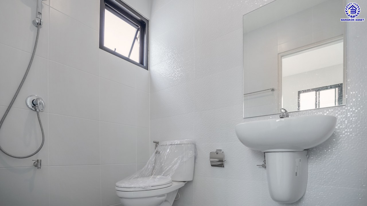 บ้านมือสองตกแต่งใหม่ จาก Land and Houses ชัยพฤกษ์ ทวีวัฒนา เนื้อที่ 51 ตร.ว. พื้นที่ใช้สอย 228.11 ตร.ม. ตอบโจทย์ทุกการอยู่อาศัย ด้วยฟังก์ชัน 3 ห้องนอน 2 ห้องน้ำ 2 ที่จอดรถ บนทำเลศักยภาพ ติดถนนทวีวัฒนา เชื่อมต่อทางคู่ขนานลอยฟ้าบรมราชชนนี ใกล้ ม.มหิดล และเซ็นทรัลศาลายา