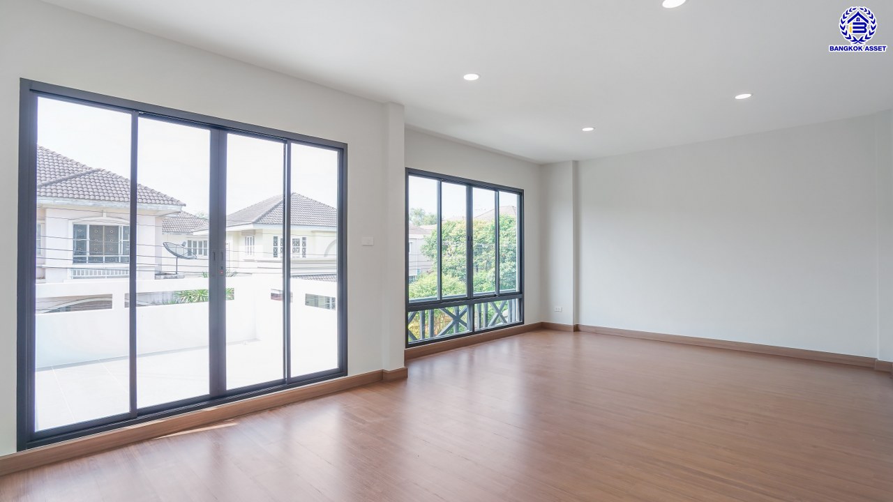 บ้านมือสองตกแต่งใหม่ จาก Land and Houses ชัยพฤกษ์ ทวีวัฒนา เนื้อที่ 51 ตร.ว. พื้นที่ใช้สอย 228.11 ตร.ม. ตอบโจทย์ทุกการอยู่อาศัย ด้วยฟังก์ชัน 3 ห้องนอน 2 ห้องน้ำ 2 ที่จอดรถ บนทำเลศักยภาพ ติดถนนทวีวัฒนา เชื่อมต่อทางคู่ขนานลอยฟ้าบรมราชชนนี ใกล้ ม.มหิดล และเซ็นทรัลศาลายา