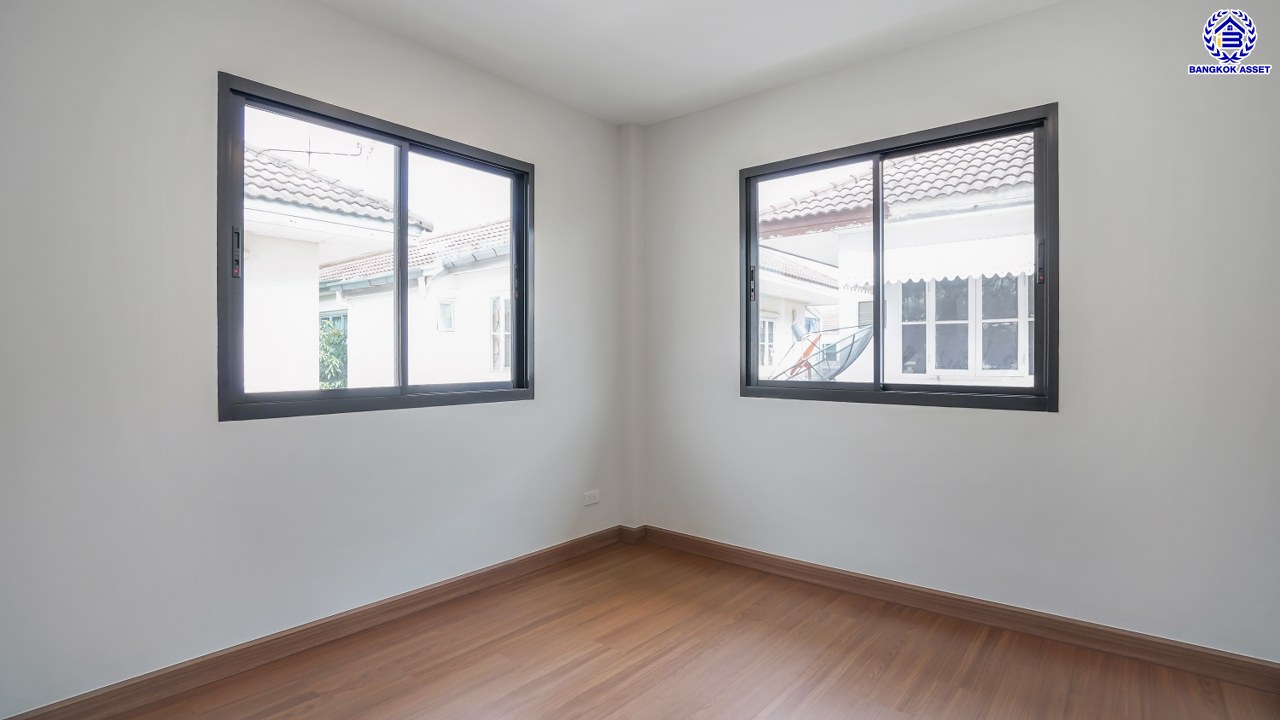 บ้านมือสองตกแต่งใหม่ จาก Land and Houses ชัยพฤกษ์ ทวีวัฒนา เนื้อที่ 51 ตร.ว. พื้นที่ใช้สอย 228.11 ตร.ม. ตอบโจทย์ทุกการอยู่อาศัย ด้วยฟังก์ชัน 3 ห้องนอน 2 ห้องน้ำ 2 ที่จอดรถ บนทำเลศักยภาพ ติดถนนทวีวัฒนา เชื่อมต่อทางคู่ขนานลอยฟ้าบรมราชชนนี ใกล้ ม.มหิดล และเซ็นทรัลศาลายา