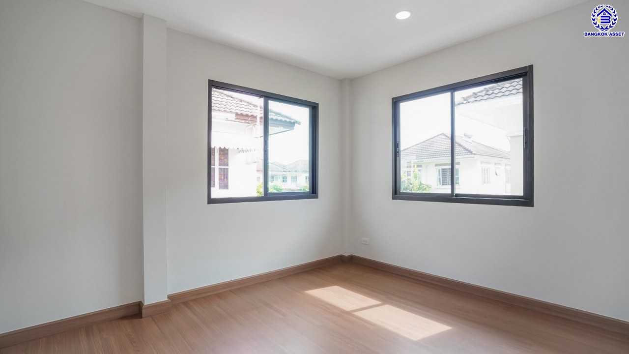 บ้านมือสองตกแต่งใหม่ จาก Land and Houses ชัยพฤกษ์ ทวีวัฒนา เนื้อที่ 51 ตร.ว. พื้นที่ใช้สอย 228.11 ตร.ม. ตอบโจทย์ทุกการอยู่อาศัย ด้วยฟังก์ชัน 3 ห้องนอน 2 ห้องน้ำ 2 ที่จอดรถ บนทำเลศักยภาพ ติดถนนทวีวัฒนา เชื่อมต่อทางคู่ขนานลอยฟ้าบรมราชชนนี ใกล้ ม.มหิดล และเซ็นทรัลศาลายา