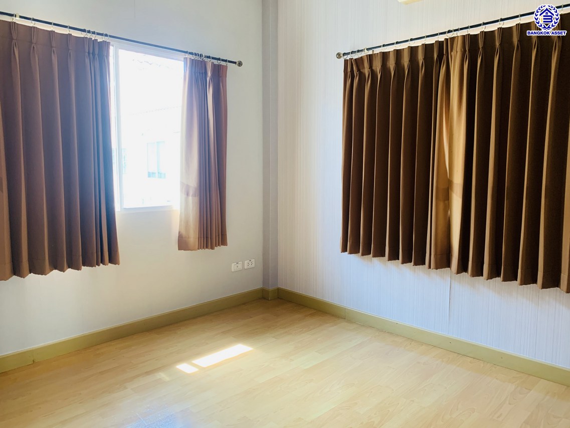 *****บ้านแฝดมือสองนนทบุรี โครงการ เพอร์เฟคพาร์ค พระราม5-บางใหญ่ เนื้อที่กว้าง 35.80 ตร.ว. พื้นที่ใช้สอย 130 ตร.ม. ฟังก์ชัน 3 ห้องนอน 2 ห้องน้ำ 1 ที่จอดรถ บ้านสภาพสวย พร้อมเข้าอยู่ บนทำเลเชื่อมต่อ ถนนกาญจนาภิเษก ใกล้รถไฟฟ้าสายสีม่วง "สถานีตลาดบางใหญ่" เพียง 15 นาที และยังใกล้ทางด่วน "ศรีรัช"...